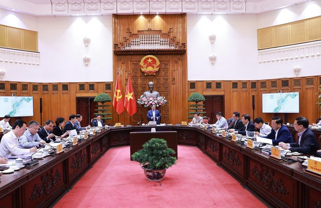 La réunion de la Permanence du gouvernement pour examiner les « Projets de planification du Boulevard paysager du fleuve Rouge et de la Zone urbaine sportive olympique de Hanoï. ». Photo : VNA