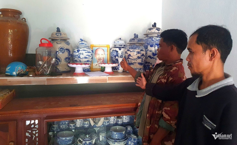 Selon Alang Chinh, originaire de l’ethnie Co Tu, du village de Pho, commune de Song Kon, ville de Da Nang (au centre), chaque fois que les Co Tu construisent une nouvelle maison ou une maison communale (appelée “Gươl”), leur première préoccupation est de savoir où placer l’autel de l’Oncle Ho de la manière la plus solennelle. Photo : vietnamnet.vn co-tu.jpg