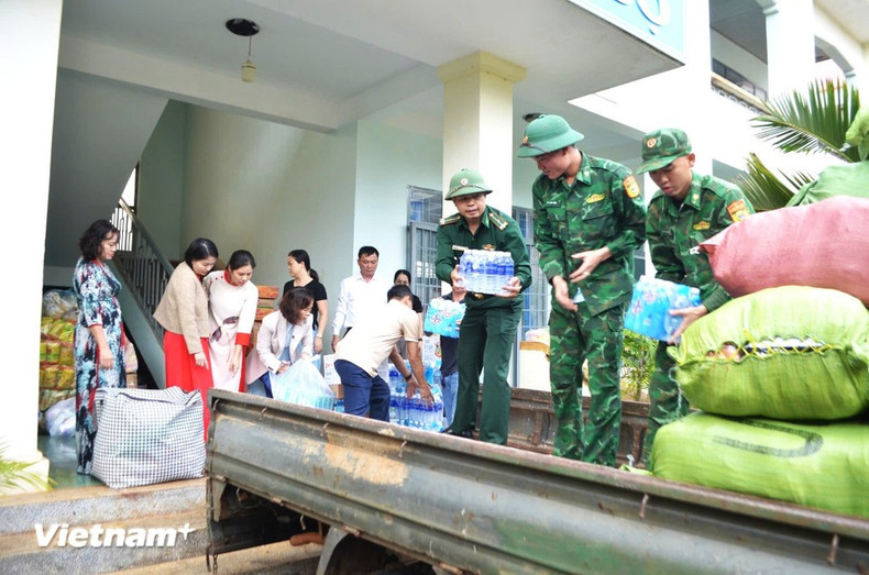 Les gardes-frontières de Dak Lak ont été mobilisées pour venir en aide aux sinistrés et aider les habitants à surmonter les conséquences des pluies et des crues, ainsi qu&apos;à rétablir rapidement leur vie quotidienne. Photo : VNA