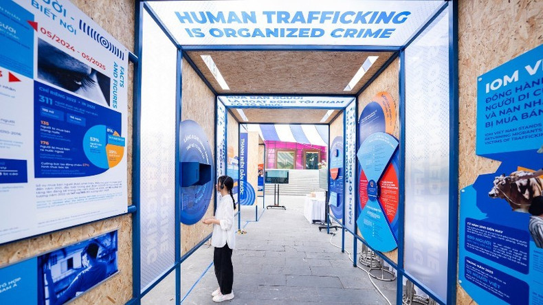 L'exposition photographique et interactive « Repérer les signes — Combattre le crime » a pour objectif de sensibiliser le public à la lutte contre la criminalité organisée, ainsi que de fournir aux gens les compétences nécessaires pour se protéger et protéger les autres face aux crimes. Photo : OIM L'exposition photographique et interactive « Repérer les signes — Combattre le crime » a pour objectif de sensibiliser le public à la lutte contre la criminalité organisée, ainsi que de fournir aux gens les compétences nécessaires pour se protéger et protéger les autres face aux crimes. Photo : OIM