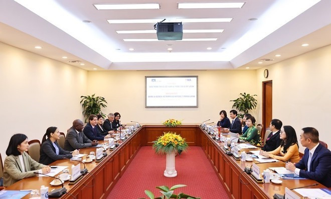 La délégation de la VNA, conduite par sa directrice générale Vu Viet Trang (droite), s&apos;entretient avec la délégation de Prensa Latina. Photo: VNA