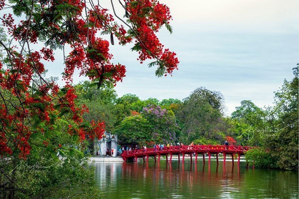 Pont Thê Huc sur le lac Hoàn Kiêm. Photo: vietnamnet.vn