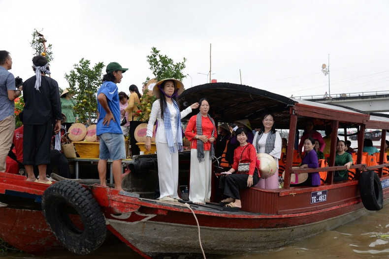 .L’espace du festival propose aux visiteurs une expérience culinaire aux saveurs fluviales, avec des bateaux-restaurants servant des gâteaux traditionnels et des spécialités de la province de Dong Thap. Photo : VOV