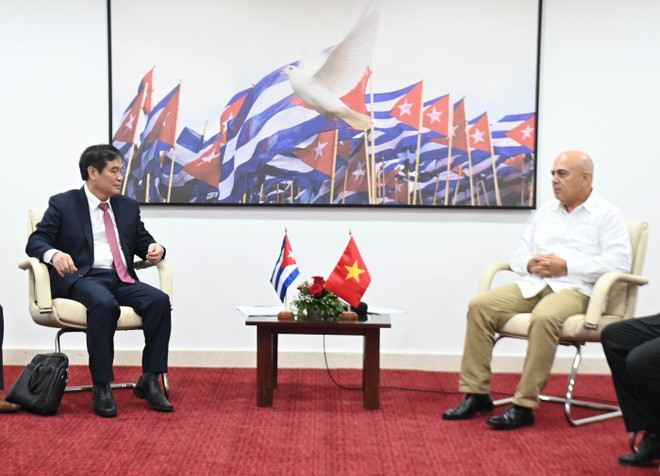 Phan Xuan Thuy (gauche), vice-président de la Commission de la sensibilisation, de l’éducation et de la mobilisation des masses du Comité central du Parti communiste du Vietnam (PCV) et Roberto Morales Ojeda, membre du Bureau politique, membre permanent du Secrétariat du Comité central du Parti communiste cubain (PCC), président de la Commission d’organisation du comité. Photo : VNA. Phan Xuan Thuy (gauche), vice-président de la Commission de la sensibilisation, de l’éducation et de la mobilisation des masses du Comité central du Parti communiste du Vietnam (PCV) et Roberto Morales Ojeda, membre du Bureau politique, membre permanent du Secrétariat du Comité central du Parti communiste cubain (PCC), président de la Commission d’organisation du comité. Photo : VNA.