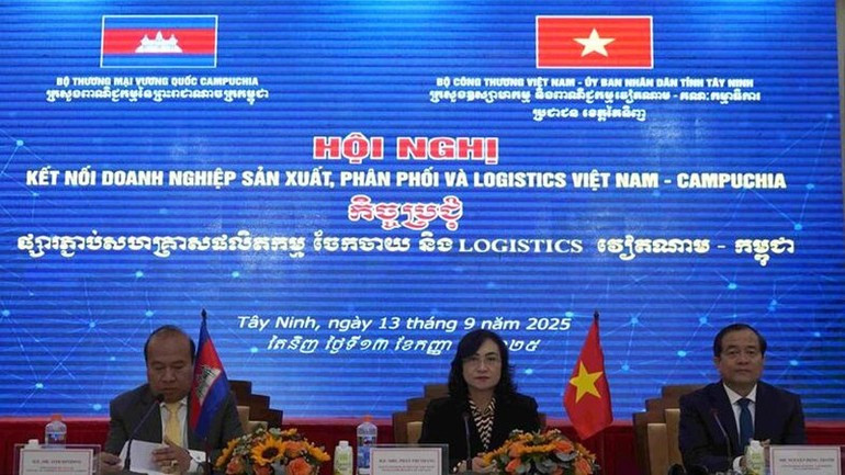 La vice-ministre vietnamienne de l'Industrie et du Commerce, Phan Thi Thang (au centre), salue le développement stable et vigoureux de la coopération vietnamo-cambodgienne ces derniers temps, notamment dans les domaines de l’économie et le commerce. Photo : NDEL La vice-ministre vietnamienne de l'Industrie et du Commerce, Phan Thi Thang (au centre), salue le développement stable et vigoureux de la coopération vietnamo-cambodgienne ces derniers temps, notamment dans les domaines de l’économie et le commerce. Photo : NDEL