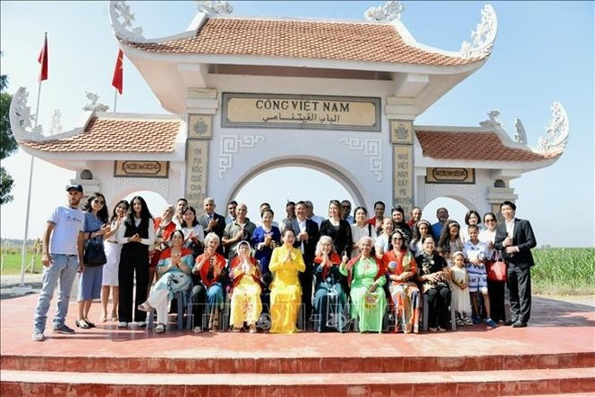 L'épouse du président de l'Assemblée nationale Tran Thanh Man, Nguyen Thi Thanh Nga, rencontre des Vietnamiens résidant au Village vietnamien au Maroc. Photo : VNA. L'épouse du président de l'Assemblée nationale Tran Thanh Man, Nguyen Thi Thanh Nga, rencontre des Vietnamiens résidant au Village vietnamien au Maroc. Photo : VNA.
