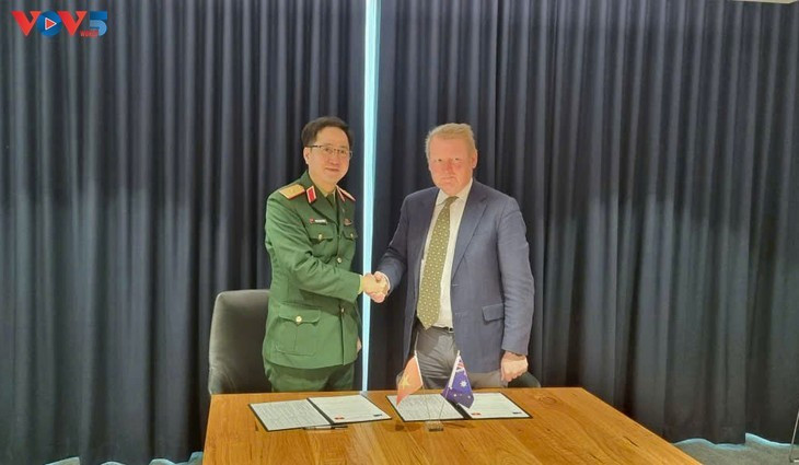 Les deux parties signent le plan triennal de mise en œuvre de l’accord de Partenariat pour le maintien de la paix. Photo : VOV5. Les deux parties signent le plan triennal de mise en œuvre de l’accord de Partenariat pour le maintien de la paix. Photo : VOV5.