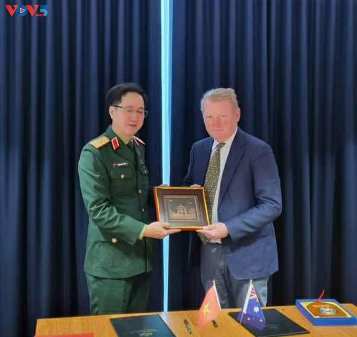 Le général Pham Manh Thang et Bernard Philip,directeur du Bureau australien des politiques internationales. Photo : VOV5. Le général Pham Manh Thang et Bernard Philip,directeur du Bureau australien des politiques internationales. Photo : VOV5.