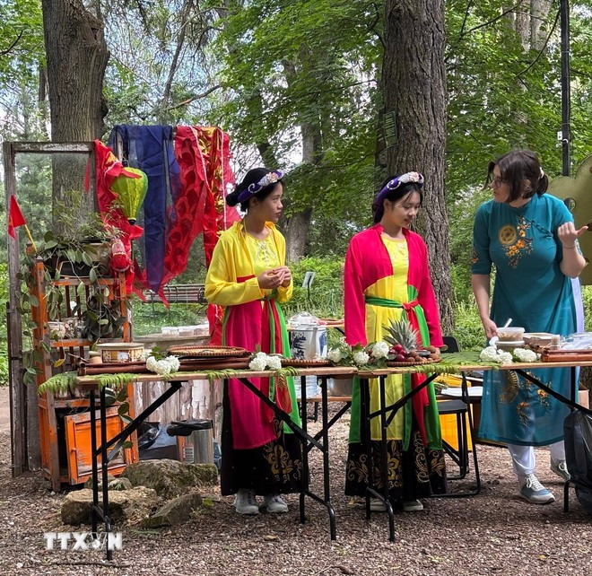 Le programme de présentation du Têt Doan Ngo est non seulement une bonne occasion pour renforcer la compréhension mutuelle entre les peuples vietnamien et russe, mais également pour promouvoir la coopération bilatérale dans les domaines de la science, de l’éducation et de l’économie. Photo : VNA tet-3.jpg