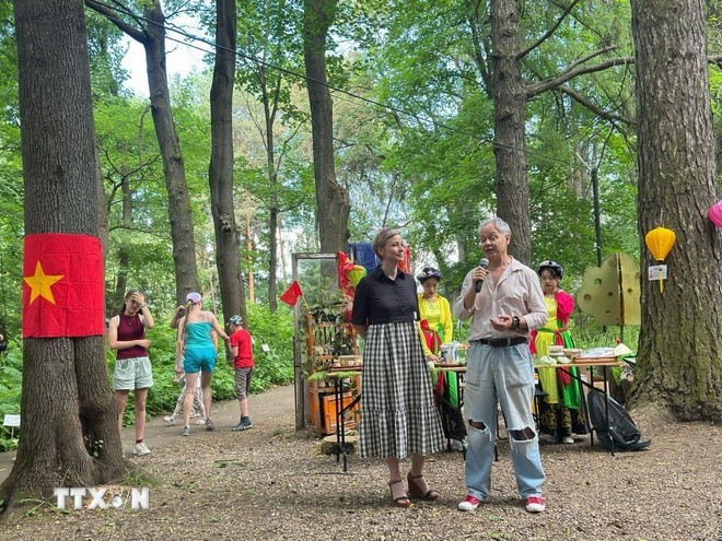 Le directeur du jardin botanique de l'Université nationale de Tver, Yuri Nausev, a émis le souhait d’accélérer la mise en œuvre du projet de construction d’un jardin vietnamien au sein du jardin botanique de Tver. Ce lieu permettra de rapprocher la culture vietnamienne du peuple russe. Photo : VNA tet-2.jpg