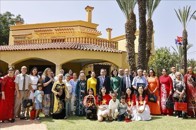 Le président de l’Assemblée nationale Tran Thanh Man et son épouse posent pour une photo souvenir avec les cadres, employés de l’ambassade et des représentants de la communauté vietnamienne au Maroc. Photo : VNA. Le président de l’Assemblée nationale Tran Thanh Man et son épouse posent pour une photo souvenir avec les cadres, employés de l’ambassade et des représentants de la communauté vietnamienne au Maroc. Photo : VNA.