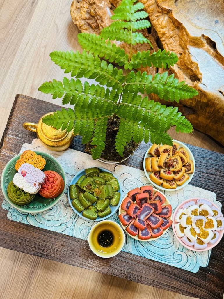 Pour satisfaire les goûts des consommateurs, les gâteaux modernes sont de plus en plus créatifs et variés en termes de modèles et de saveurs. Photo : NDEL Pour satisfaire les goûts des consommateurs, les gâteaux modernes sont de plus en plus créatifs et variés en termes de modèles et de saveurs. Photo : NDEL