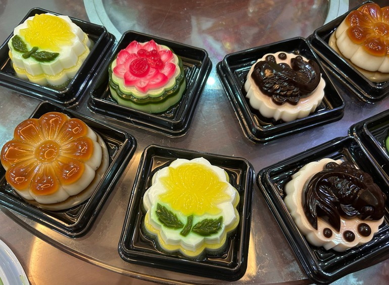 Avec leur forme créative, leurs couleurs attrayantes et leur variété de garnitures, les gâteaux de lune modernes ne sont pas seulement des cadeaux traditionnels, mais aussi des œuvres d’art captivantes. Photo : NDEL Avec leur forme créative, leurs couleurs attrayantes et leur variété de garnitures, les gâteaux de lune modernes ne sont pas seulement des cadeaux traditionnels, mais aussi des œuvres d’art captivantes. Photo : NDEL