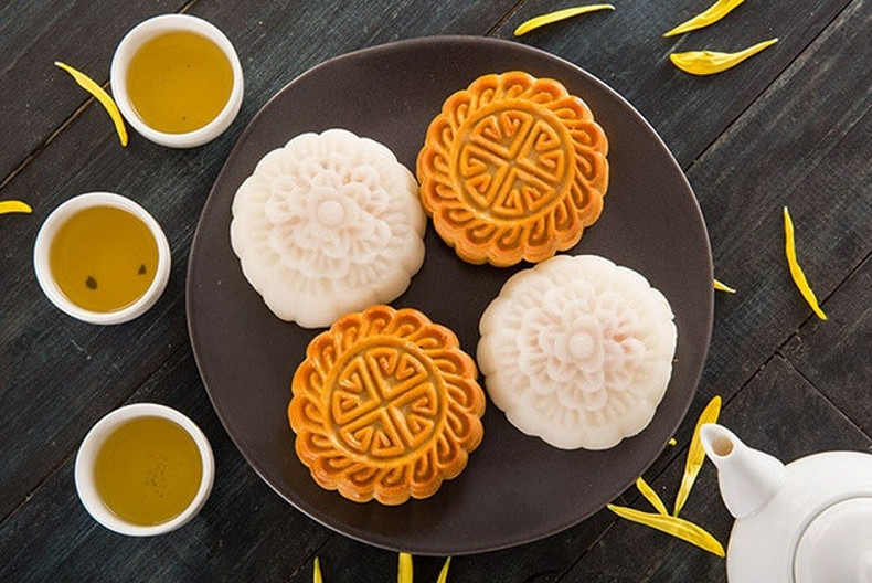 Dans la mémoire de nombreux Vietnamiens, les gâteaux de lune traditionnels évoquent immédiatement la croûte dorée des banh nuong (gâteau farci cuit au four) ou la blancheur douce des banh deo (gâteau gluant de pâte de riz sucrée). Dans la mémoire de nombreux Vietnamiens, les gâteaux de lune traditionnels évoquent immédiatement la croûte dorée des banh nuong (gâteau farci cuit au four) ou la blancheur douce des banh deo (gâteau gluant de pâte de riz sucrée).