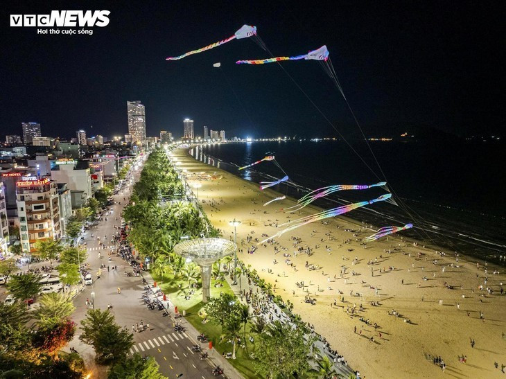 Promeneurs et familles profitent de l’air marin sur ces avenues illuminées, tandis que dans le ciel flottent des cerfs-volants gonflés de vent. Promeneurs et familles profitent de l’air marin sur ces avenues illuminées, tandis que dans le ciel flottent des cerfs-volants gonflés de vent.