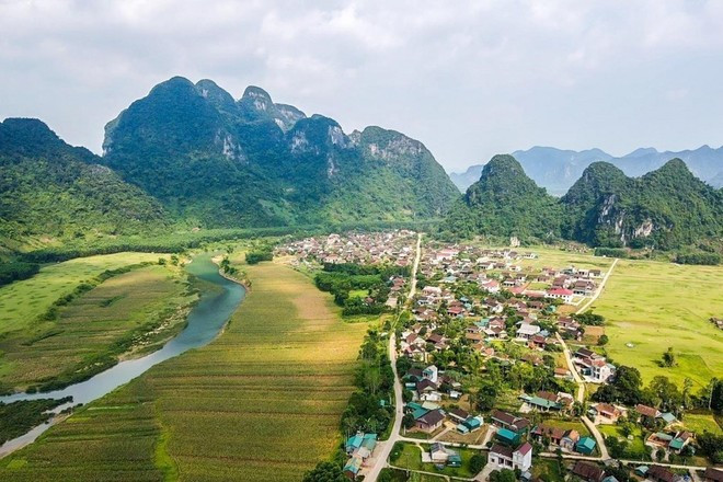 Le village de Tân Hoa, à Quang Binh, est entouré de montagnes calcaires, au milieu se trouve la rivière Rao Nan. Photo: VNA