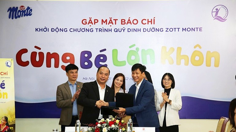 Le Fonds nutritionnel « Zott Vietnam – Grandir ensemble » contribue à concrétiser l’objectif selon lequel aucun enfant ne doit être laissé pour compte, et que tous doivent bénéficier d’une attention, d’un amour et d’une nutrition adéquate pour grandir sainement et heureux, indépendamment de leur lieu de vie. Photo : NDEL