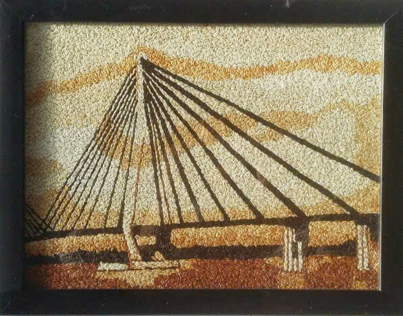 Les œuvres de Hien Triet illustrent la beauté rurale du Vietnam : rizières, rivières, silhouettes féminines vietnamiennes, ou encore les symboles emblématiques du delta du Mékong en général et de la ville de Can Tho en particulier, comme le pont Can Tho, la rue piétonne Ninh Kieu ou le temple des rois Hung. Photo : giaoducthoidai.vn Les œuvres de Hien Triet illustrent la beauté rurale du Vietnam : rizières, rivières, silhouettes féminines vietnamiennes, ou encore les symboles emblématiques du delta du Mékong en général et de la ville de Can Tho en particulier, comme le pont Can Tho, la rue piétonne Ninh Kieu ou le temple des rois Hung. Photo : giaoducthoidai.vn