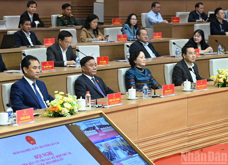 Tran Cam Tu, membre du Bureau politique, permanent du Secrétariat du Comité central du Parti, et les délégués lors de la rencontre avec des électeurs de la province de Lao Cai à l'issue de la 10e session de la XVe de l'Assemblée nationale, le 17 décembre, dans le quartier de Yen Bai (Lao Cai). Photo : Duy Linh/NDEL
