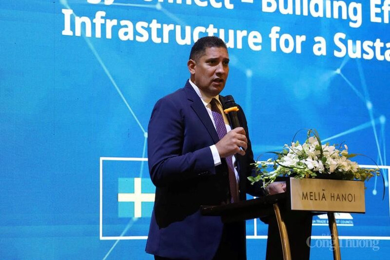 Selon l’ambassadeur suédois au Vietnam, Johan Ndisi, l’énergie constitue l’un des piliers majeurs de la coopération vietnamo-suédoise. Photo : congthuong.vn