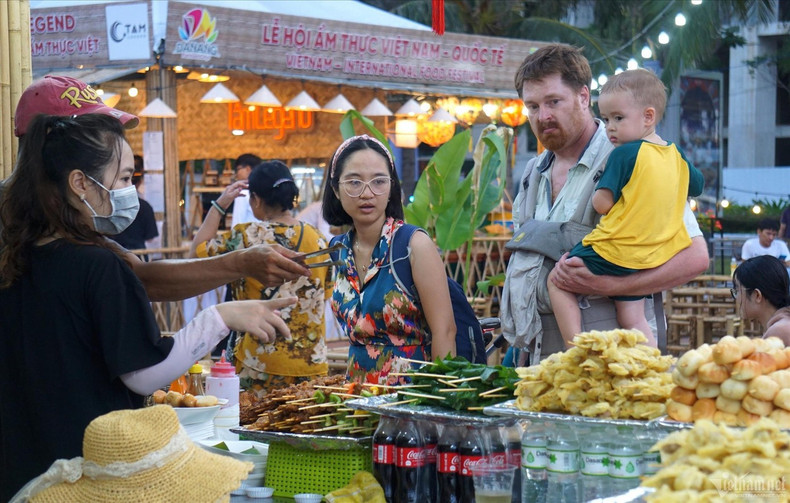 Des dizaines de plats vietnamiens célèbres, comme le « pho » (soupe de nouilles à la viande de bœuf ou de poulet), le « bun cha » (vermicelle au porc grillé) ou le « banh mi » (sandwich vietnamien), ont été mis à l'honneur par des organisations internationales, des magazines culinaires et de prestigieuses chaînes médiatiques internationales. Photo: vietnamnet.vn Des dizaines de plats vietnamiens célèbres, comme le « pho » (soupe de nouilles à la viande de bœuf ou de poulet), le « bun cha » (vermicelle au porc grillé) ou le « banh mi » (sandwich vietnamien), ont été mis à l'honneur par des organisations internationales, des magazines culinaires et de prestigieuses chaînes médiatiques internationales. Photo: vietnamnet.vn