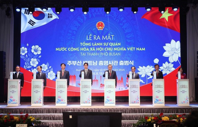 Le secrétaire général To Lam (4e à droite) et les délégués à la cérémonie de lancement du consulat général du Vietnam dans la ville de Busan (République de Corée, le 13 août 2025). Photo : VNA Le secrétaire général To Lam (4e à droite) et les délégués à la cérémonie de lancement du consulat général du Vietnam dans la ville de Busan (République de Corée, le 13 août 2025). Photo : VNA