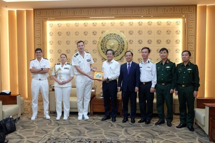La Marine française entend intensifier ses visites d&apos;amitié au Vietnam afin de renforcer davantage la coopération bilatérale dans le domaine de la défense, contribuant ainsi à la promotion de la paix et de la stabilité dans la région et dans le monde. Photo : cand.com.vn