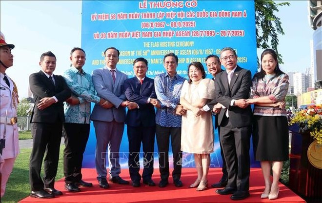 Le vice-président du Comité populaire de Ho Chi Minh-Ville, Nguyen Manh Cuong (4e, à gauche), et des consuls généraux et honoraires des pays membres de l’ASEAN à la cérémonie. Photo: VNA Le vice-président du Comité populaire de Ho Chi Minh-Ville, Nguyen Manh Cuong (4e, à gauche), et des consuls généraux et honoraires des pays membres de l’ASEAN à la cérémonie. Photo: VNA
