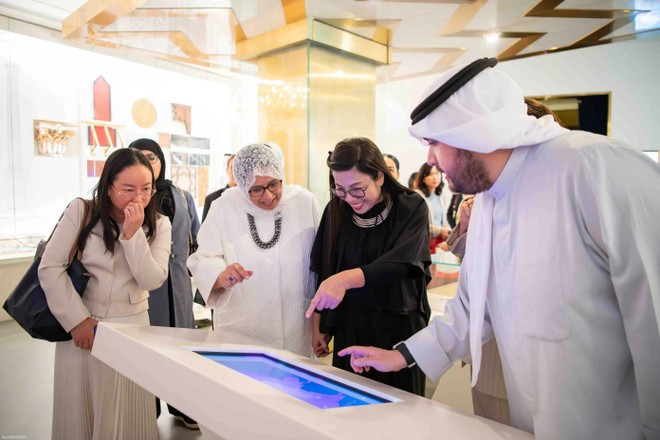 Aux côtés de l’épouse du Premier ministre koweïtien, Sheikha Mona Abdullah Mashari Al-Kulaib, elle a visité le Musée du Palais Al-Salam. Photo baoquocte.vn
