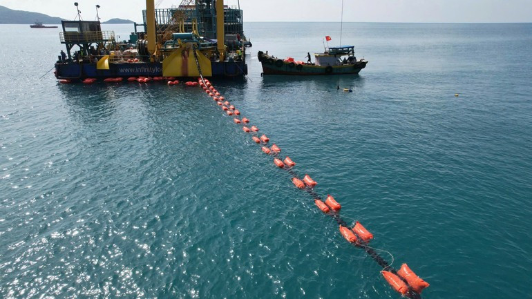 Le succès du projet de raccordement de la zone administrative spéciale de Con Dao au réseau électrique national marque un tournant important dans la stratégie nationale de développement des infrastructures énergétiques. Photo : EVN Le succès du projet de raccordement de la zone administrative spéciale de Con Dao au réseau électrique national marque un tournant important dans la stratégie nationale de développement des infrastructures énergétiques. Photo : EVN