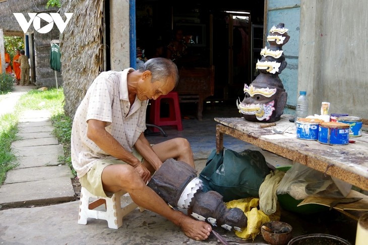 Thach Sang confectionnent des masques traditionnelles. Photo: VOV