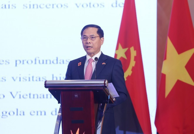Le vice-Premier ministre et ministre des Affaires étrangères Bui Thanh Son prend la parole lors de l'événement. Photo : VNA Le vice-Premier ministre et ministre des Affaires étrangères Bui Thanh Son prend la parole lors de l'événement. Photo : VNA