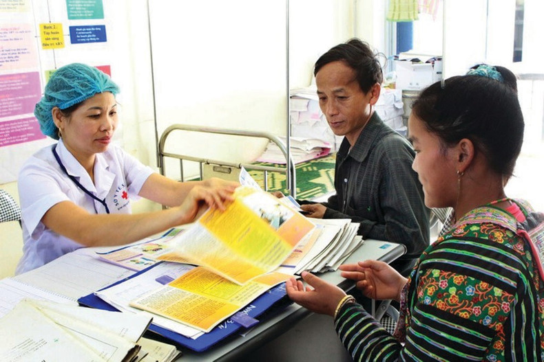 Sensibilisation des séropositifs aux traitements antirétroviraux dans un centre de santé à Son La (Nord). Photo : VNA