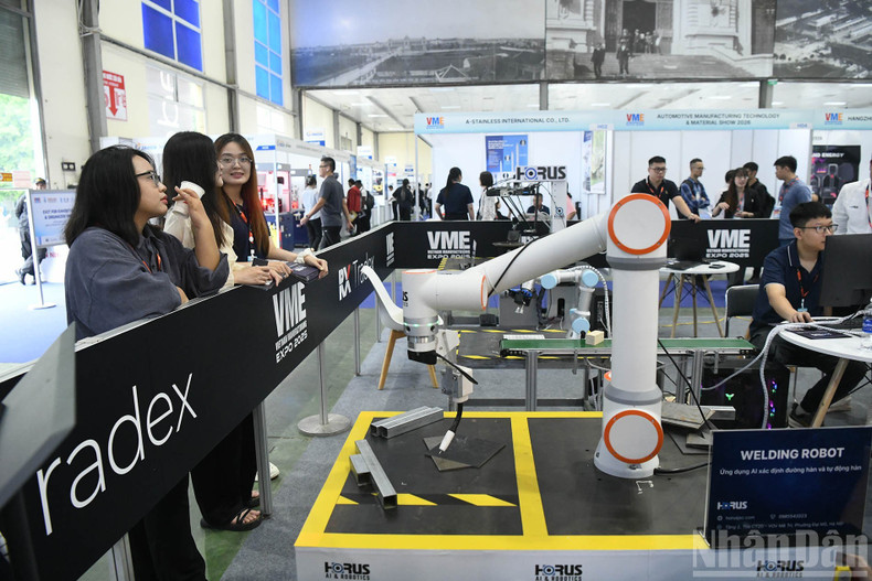 Dans le cadre des expositions SIE 2025 et VME 2025, les visiteurs peuvent se renseigner sur les solutions destinées à construire des usines intelligentes, les technologies de pointe, ainsi que le développement des robots industriels, de l'IA appliquée et de nouvelles technologies d'économie d'énergie. Photo : NDEL. Dans le cadre des expositions SIE 2025 et VME 2025, les visiteurs peuvent se renseigner sur les solutions destinées à construire des usines intelligentes, les technologies de pointe, ainsi que le développement des robots industriels, de l'IA appliquée et de nouvelles technologies d'économie d'énergie. Photo : NDEL.