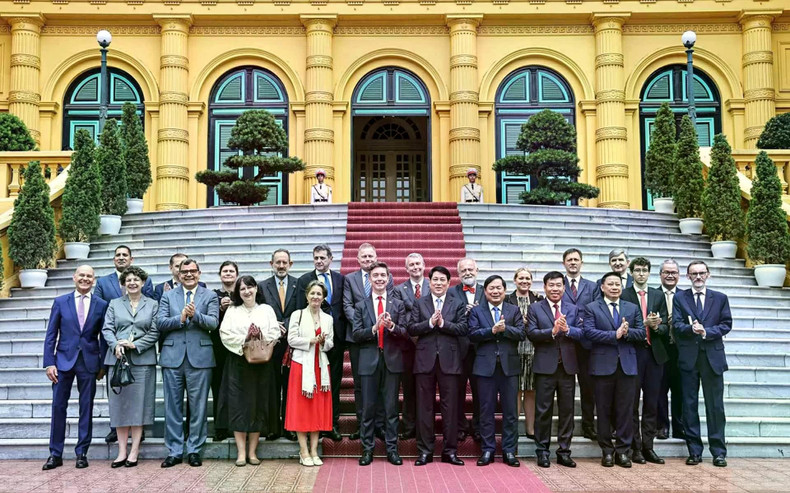 Rencontre entre le président vietnamien Luong Cuong et les ambassadeurs et chargés d'affaires des pays membres de l’Union européenne au Vietnam, le 9 juin à Hanoi. Photo : VNA eu.jpg