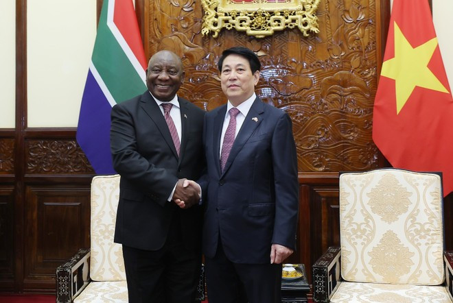 Le président de la République d’Afrique du Sud, Matamela Cyril Ramaphosa et le président Luong Cuong (droite). Photo : VNA. Le président de la République d’Afrique du Sud, Matamela Cyril Ramaphosa et le président Luong Cuong (droite). Photo : VNA.