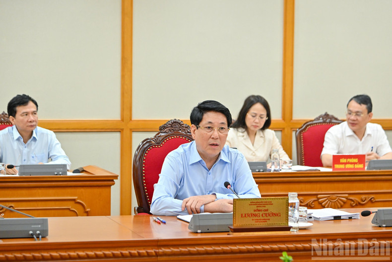 Le président Luong Cuong demande à la ville de Hue de capitaliser sur ses atouts uniques afin de bâtir la marque d’une « ville de culture, de tourisme et de gastronomie », tout en protégeant au maximum ses patrimoines matériels et immatériels. Photo : NDEL