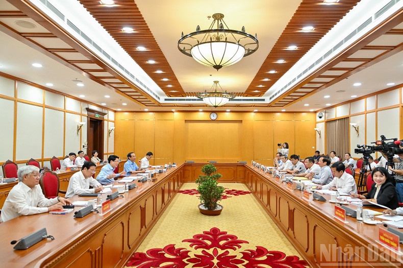 La ville de Hue est également invitée à investir dans des infrastructures modernes, cohérentes et durables, afin d’élargir ses espaces de développement. Le développement de l’économie maritime, l’identification de secteurs de percée et l’expansion de services à forte valeur ajoutée sont considérés comme essentiels pour accroître les recettes budgétaires. Photo : NDEL