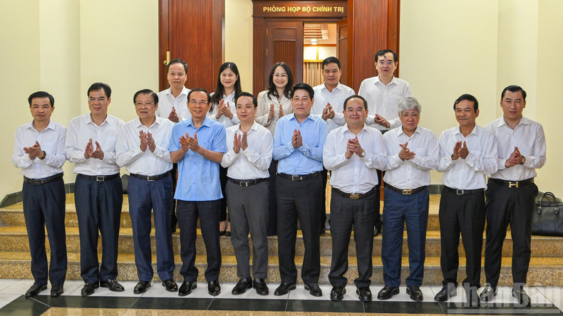 Le président Luong Cuong demande aux deux localités de poursuivre la rationalisation de leur appareil administratif, d’améliorer la gouvernance locale, de former et perfectionner les cadres et fonctionnaires et de renforcer le lien de confiance entre la population, le Parti et le système politique. Photo : NDEL