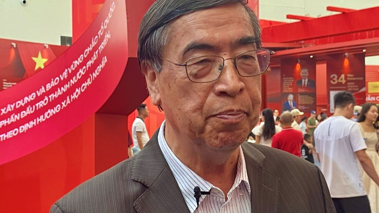 Selon Nguyen Phu Binh, ancien vice-ministre des Affaires étrangères et ancien ambassadeur du Vietnam en République de Corée et au Japon, l’exposition ne rappelle pas seulement l’histoire glorieuse du pays, mais crée aussi une nouvelle confiance, un nouvel élan pour que toute la nation avance vers l’avenir. Photo : NDEL Selon Nguyen Phu Binh, ancien vice-ministre des Affaires étrangères et ancien ambassadeur du Vietnam en République de Corée et au Japon, l’exposition ne rappelle pas seulement l’histoire glorieuse du pays, mais crée aussi une nouvelle confiance, un nouvel élan pour que toute la nation avance vers l’avenir. Photo : NDEL