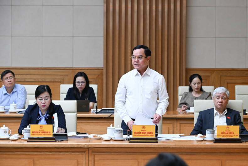 Nguyen Dinh Khang, président de la Confédération générale du travail du Vietnam et vice-président du Conseil central de l’émulation et des récompenses (debout), prend la parole lors de la réunion. Photo : Tran Hai/NDEL