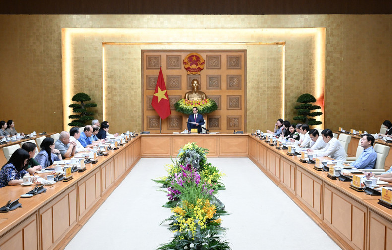 En tant que président du Conseil central de l’émulation et des récompenses, le PM Pham Minh Chinh a proposé de fixer la date du XIᵉ Congrès national d’émulation patriotique dans la première quinzaine de décembre 2025, en coordination avec le calendrier de la 10ᵉ session de l’Assemblée nationale de la XVe législature. Photo : Tran Hai/NDEL
