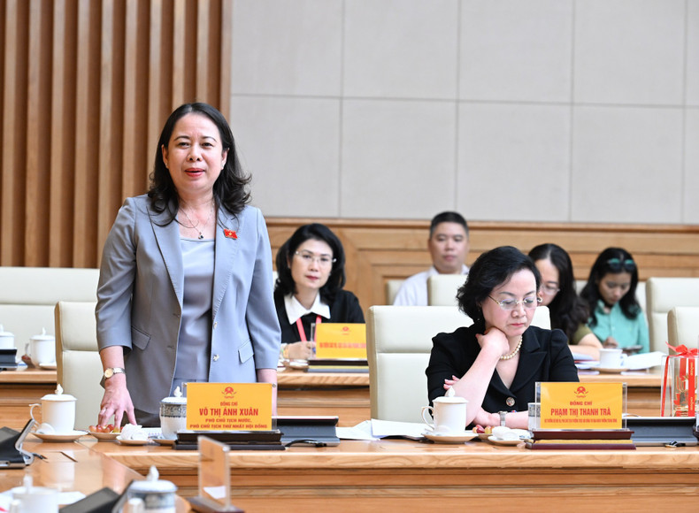 Vo Thi Anh Xuan, membre du Comité central du Parti, vice-présidente du Vietnam et première vice-présidente du Conseil central de l’émulation et des récompenses (debout), prend la parole lors de la réunion. Photo : Tran Hai/NDEL