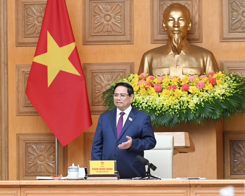 Lors de sa prise de parole, le PM Pham MInh Chinh a rappelé plusieurs mouvements d’émulation marquants de ces cinq dernières années, notamment dans la lutte contre la pandémie de COVID-19, l’élimination des logements précaires et délabrés – achevée plus de quatre ans avant l’échéance –, ainsi que la construction des lignes électriques de 500 kV en un temps record. Photo : Tran Hai/NDEL
