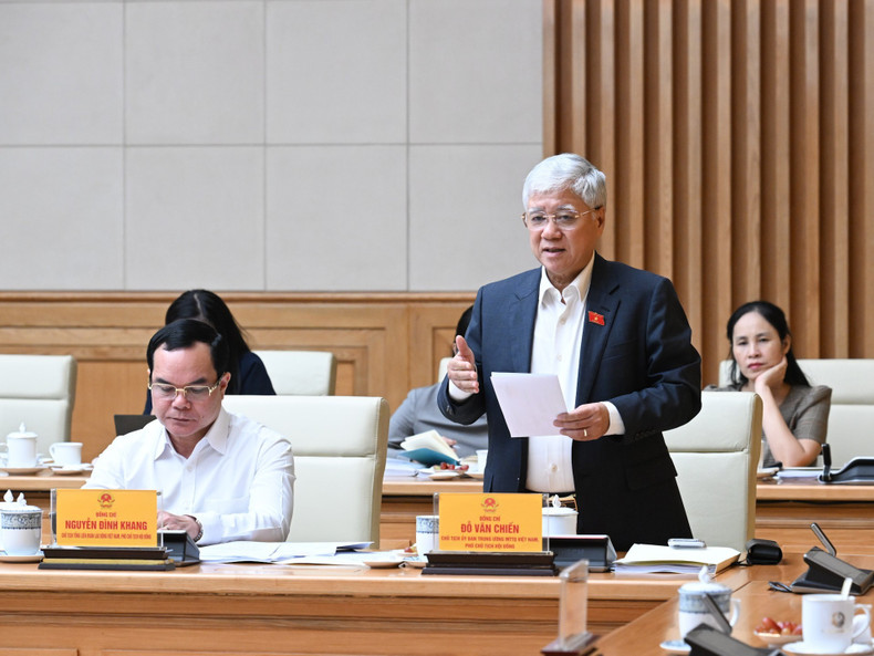 Do Van Chien, membre du Bureau politique, secrétaire du Comité central du Parti, président du Comité central du Front de la Patrie du Vietnam, et vice-président du Conseil central de l’émulation et des récompenses (debout), prend la parole lors de la réunion. Photo : Tran Hai/NDEL