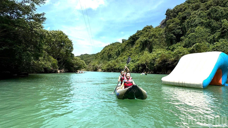 À la découverte de la zone d'écotourisme de la rivière Chay et de la grotte Toi en kayak. Photo : NDEL À la découverte de la zone d'écotourisme de la rivière Chay et de la grotte Toi en kayak. Photo : NDEL