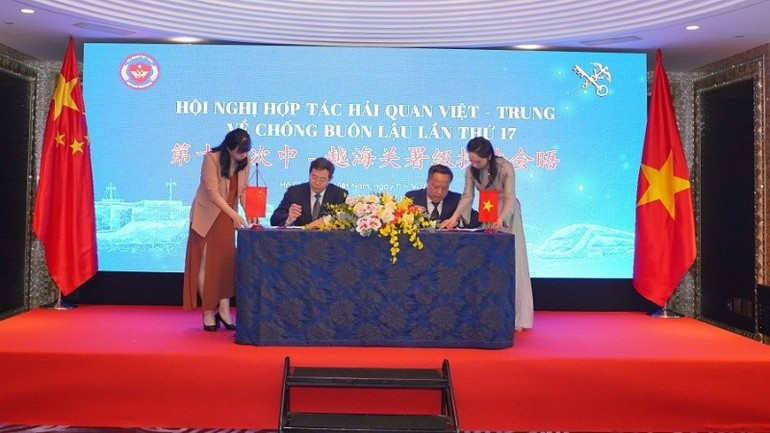 Signature du procès-verbal de la de la 17ᵉ conférence de coopération Vietnam – Chine sur la lutte contre la contrebande. Photo : département des Douanes du Vietnam. hq2.jpg