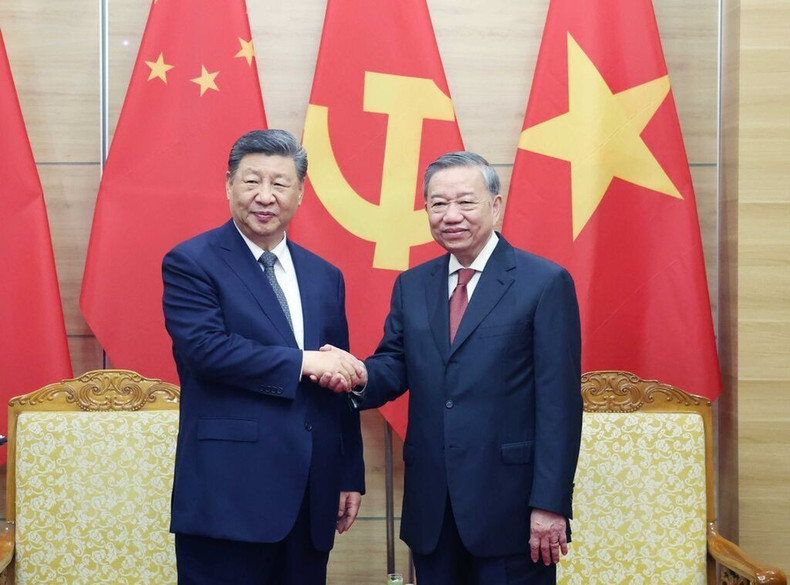 Le secrétaire général du Parti communiste du Vietnam, Tô Lâm (à droite), et le secrétaire général du Parti communiste chinois et président chinois Xi Jinping, le 15 avril à Hanoï. Photo : VNA. xi.jpg