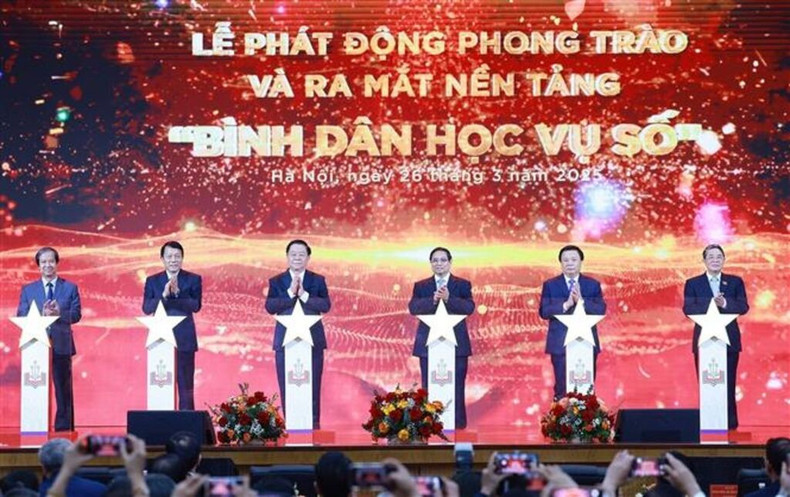 Le Premier ministre vietnamien Pham Minh Chinh (4e, gauche) et les délégués lors de la cérémonie de lancement du mouvement « Alphabétisation numérique », le 26 mars 2025. Photo : VNA Le Premier ministre vietnamien Pham Minh Chinh (4e, gauche) et les délégués lors de la cérémonie de lancement du mouvement « Alphabétisation numérique », le 26 mars 2025. Photo : VNA