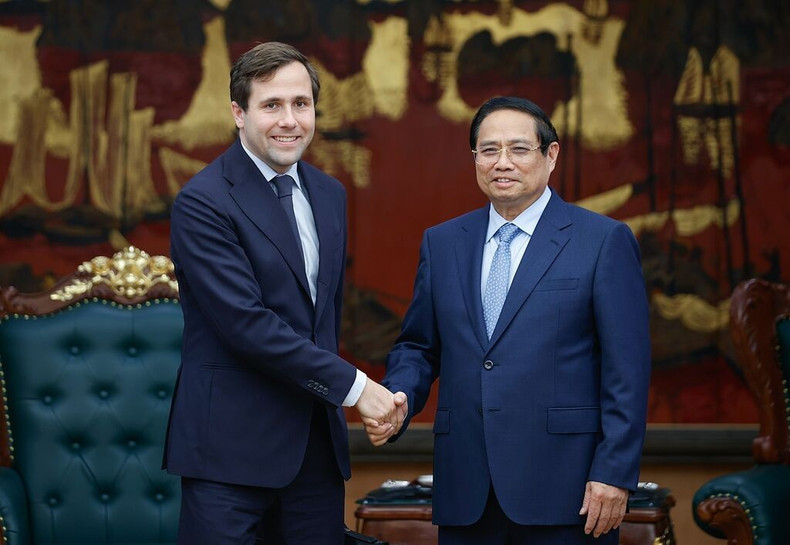 Le Premier ministre Pham Minh Chinh (à droite) serre la main du ministre suédois de la Coopération internationale au développement et du Commerce extérieur, Benjamin Dousa, à Hanoï, le 12 mai 2025. Photo : VNA pmc.jpg